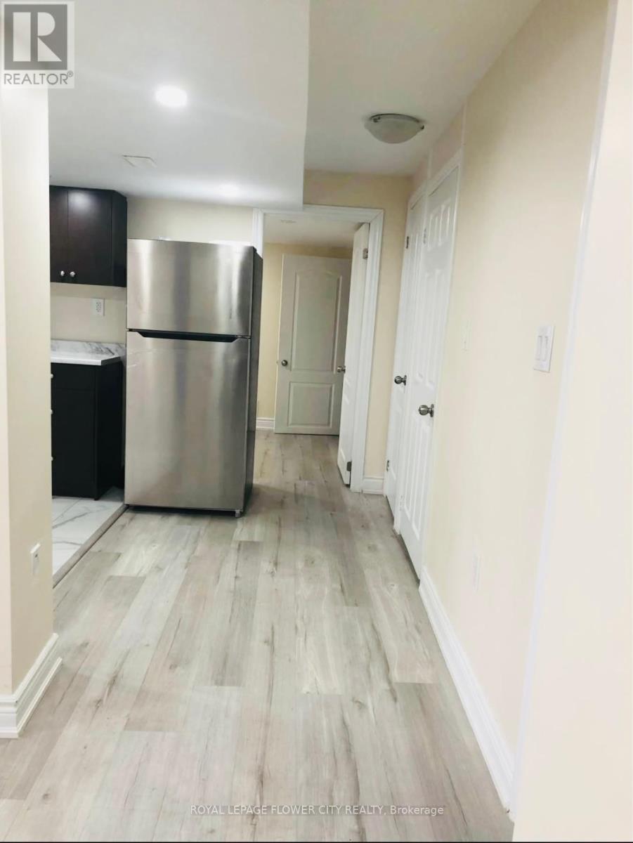 763 Othello Court, Mississauga, Ontario  L5W 1H3 - Photo 2 - W12488848