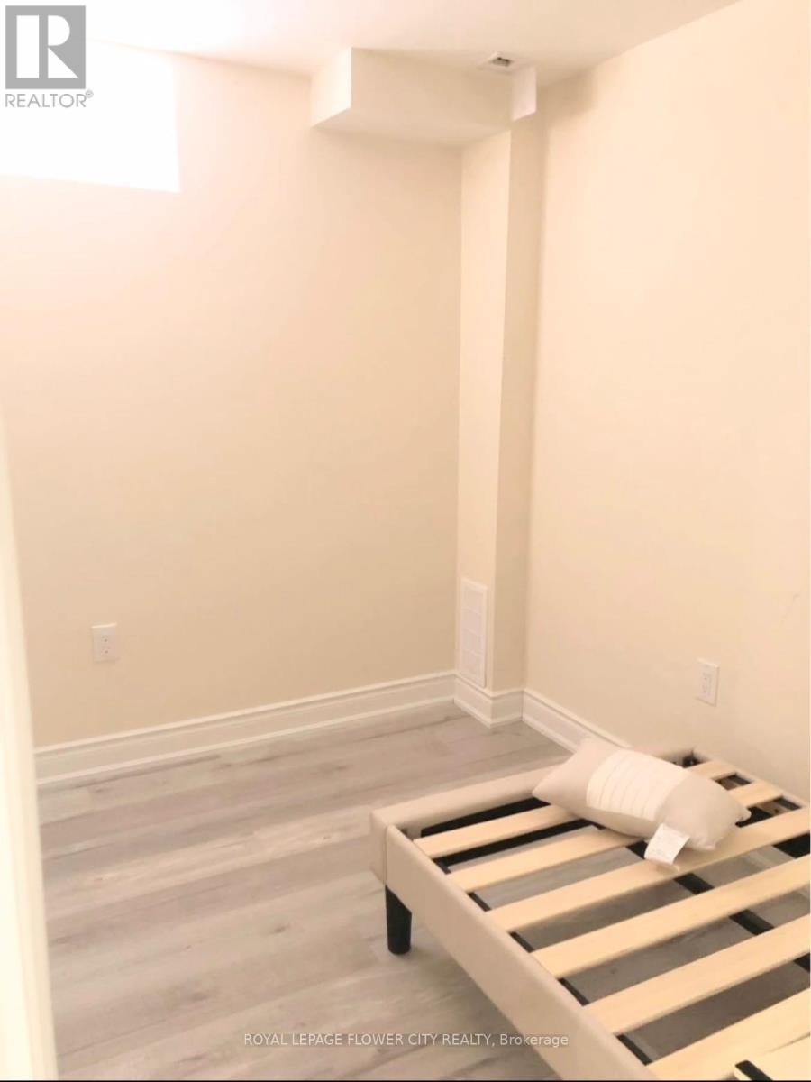 763 Othello Court, Mississauga, Ontario  L5W 1H3 - Photo 5 - W12488848