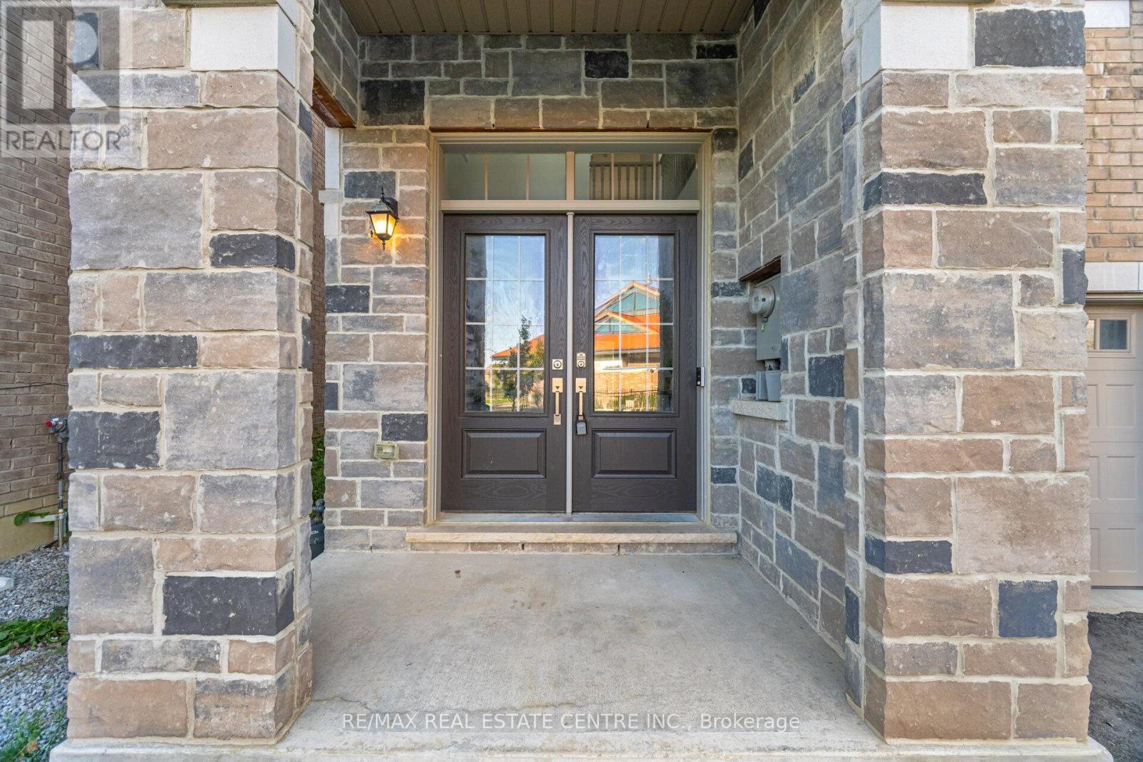 20 Foxsparrow Road, Brampton, Ontario  L6R 4C9 - Photo 3 - W12488850