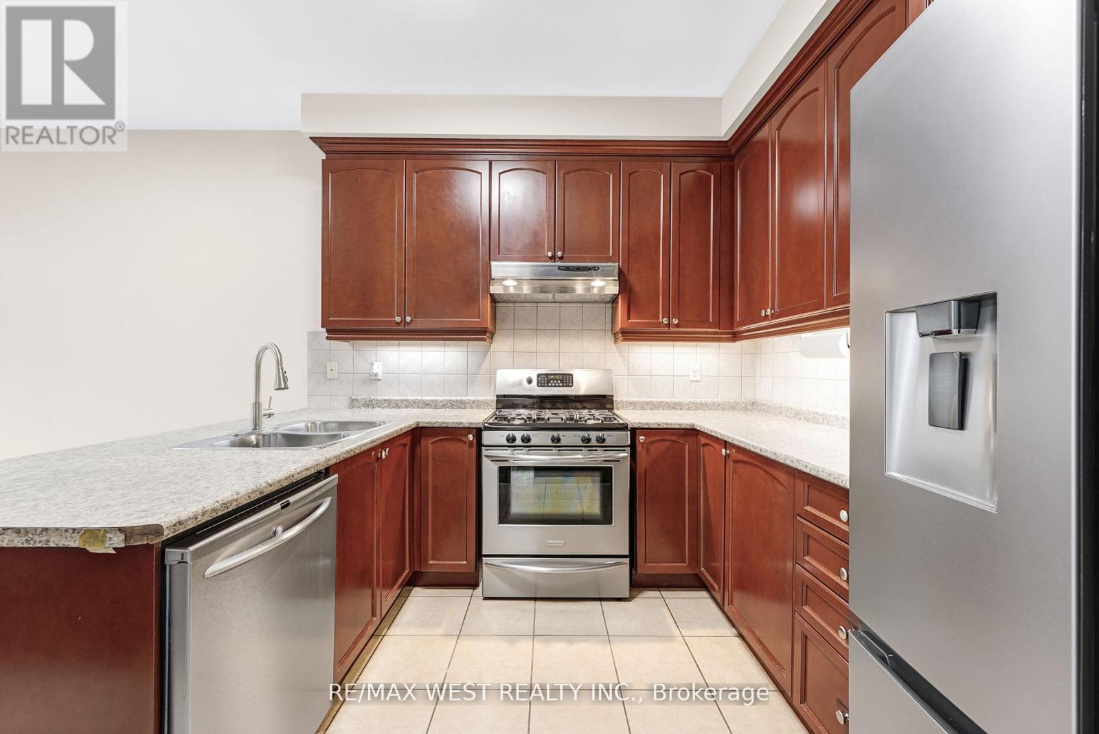 102 Everingham Circle, Brampton, Ontario  L6R 0R9 - Photo 3 - W12488864