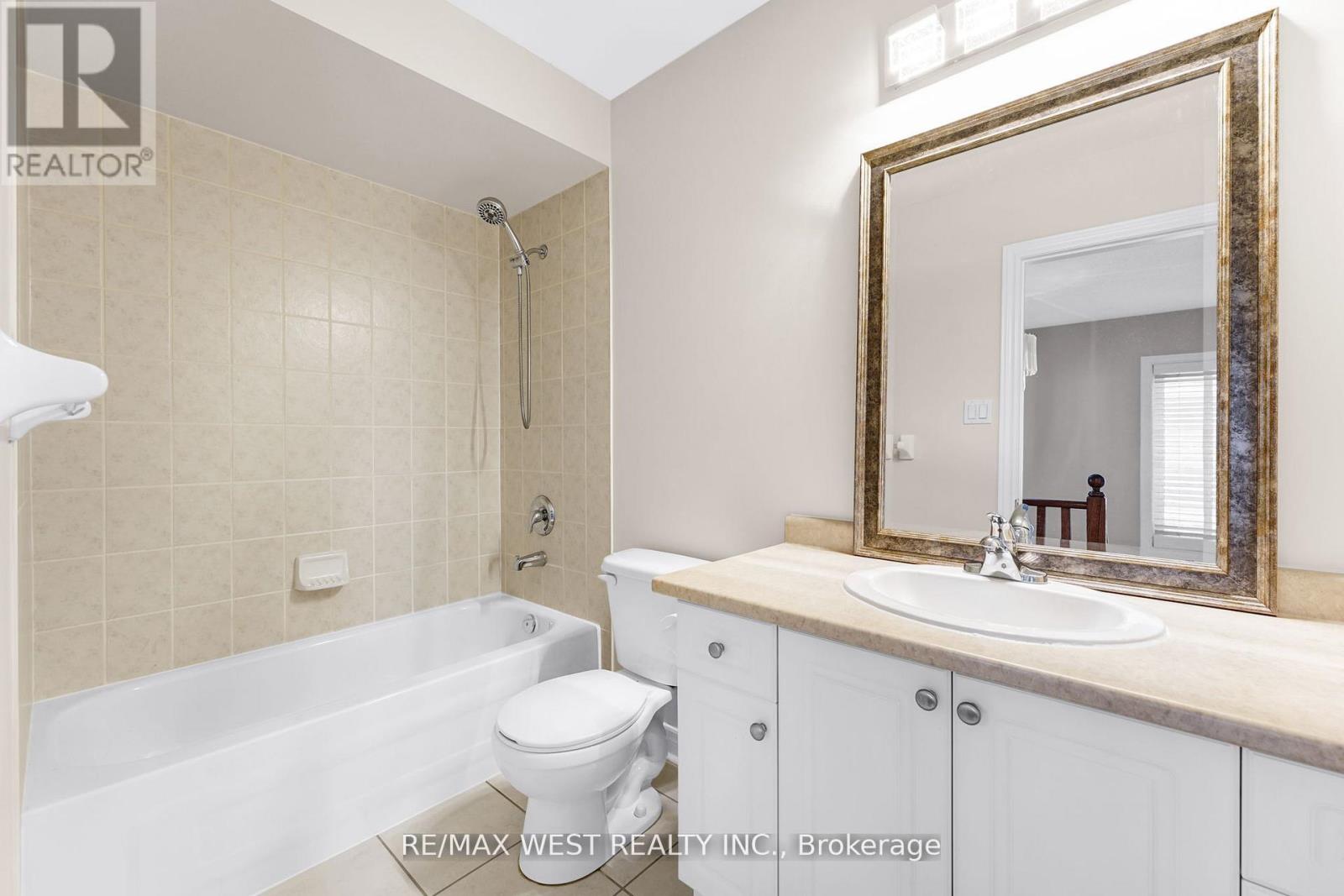 102 Everingham Circle, Brampton, Ontario  L6R 0R9 - Photo 5 - W12488864