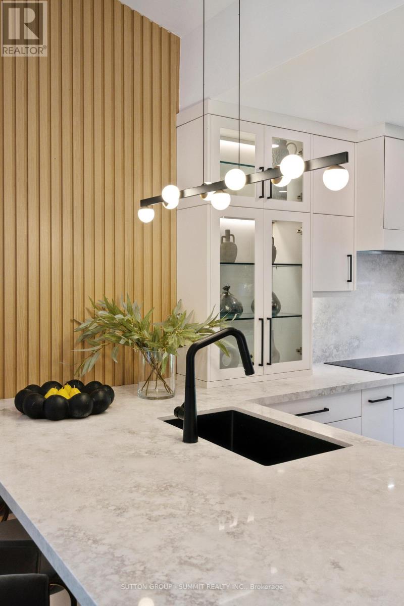 1688 Missenden Crescent, Mississauga, Ontario  L5J 2T4 - Photo 11 - W12488872