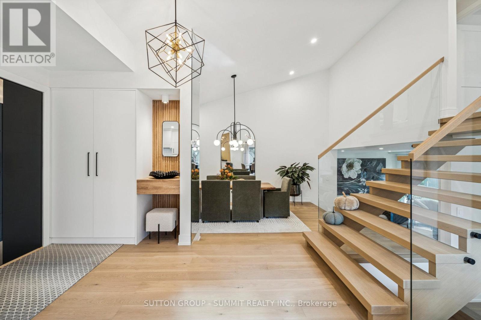 1688 Missenden Crescent, Mississauga, Ontario  L5J 2T4 - Photo 3 - W12488872