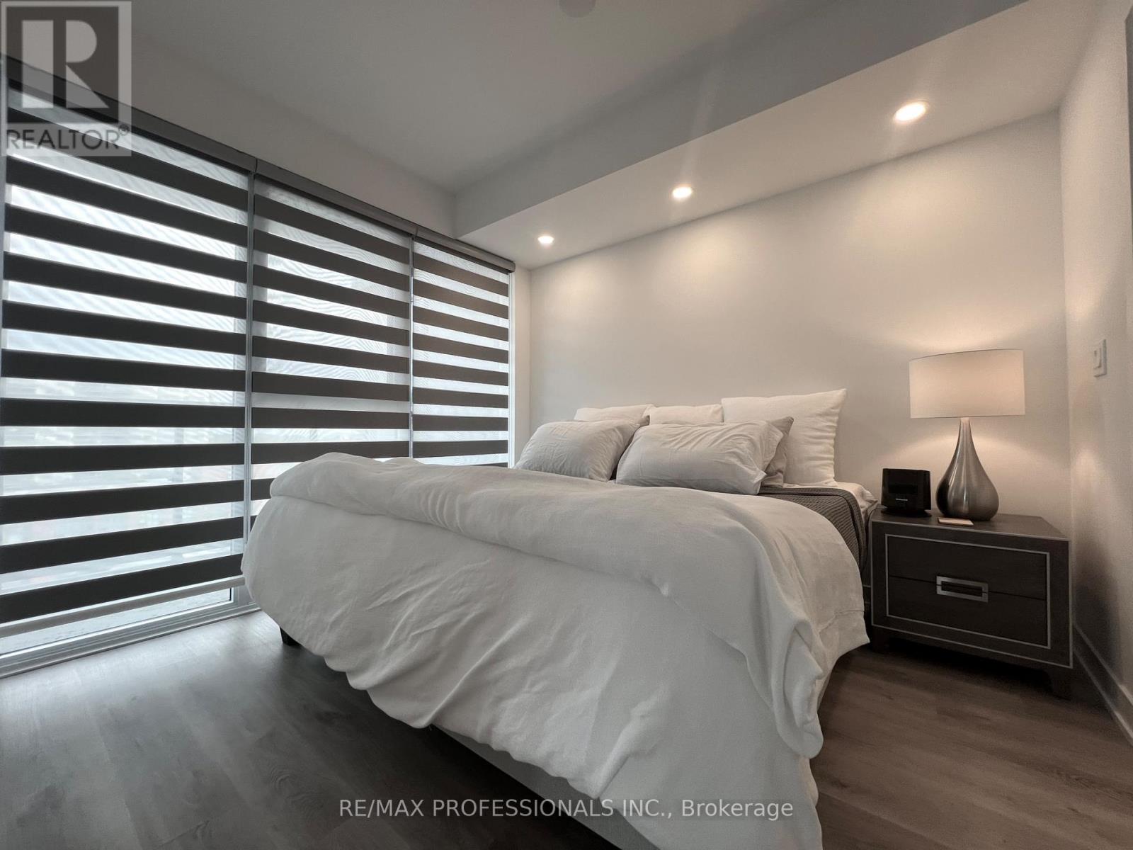 802 - 370 Martha Street, Burlington, Ontario  L7R 0G9 - Photo 18 - W12488874