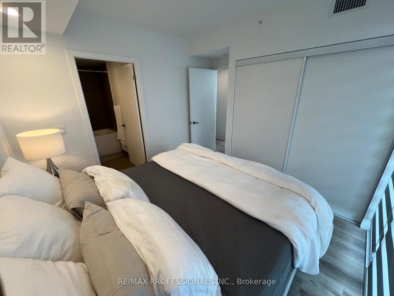 802 - 370 Martha Street, Burlington, Ontario  L7R 0G9 - Photo 48 - W12488874