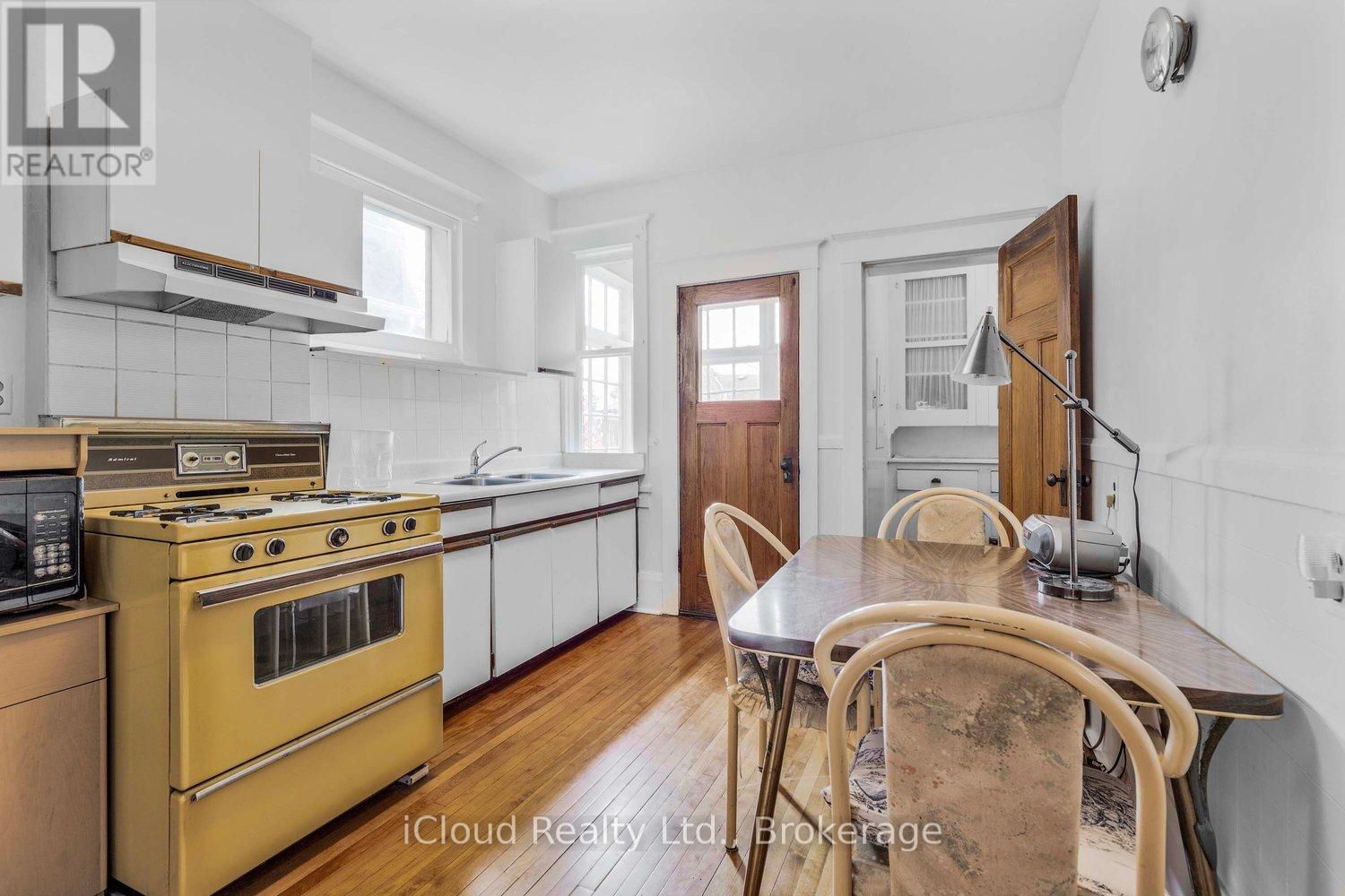 74* Glendale* Avenue, Toronto, Ontario  M6R 2T1 - Photo 16 - W12488914