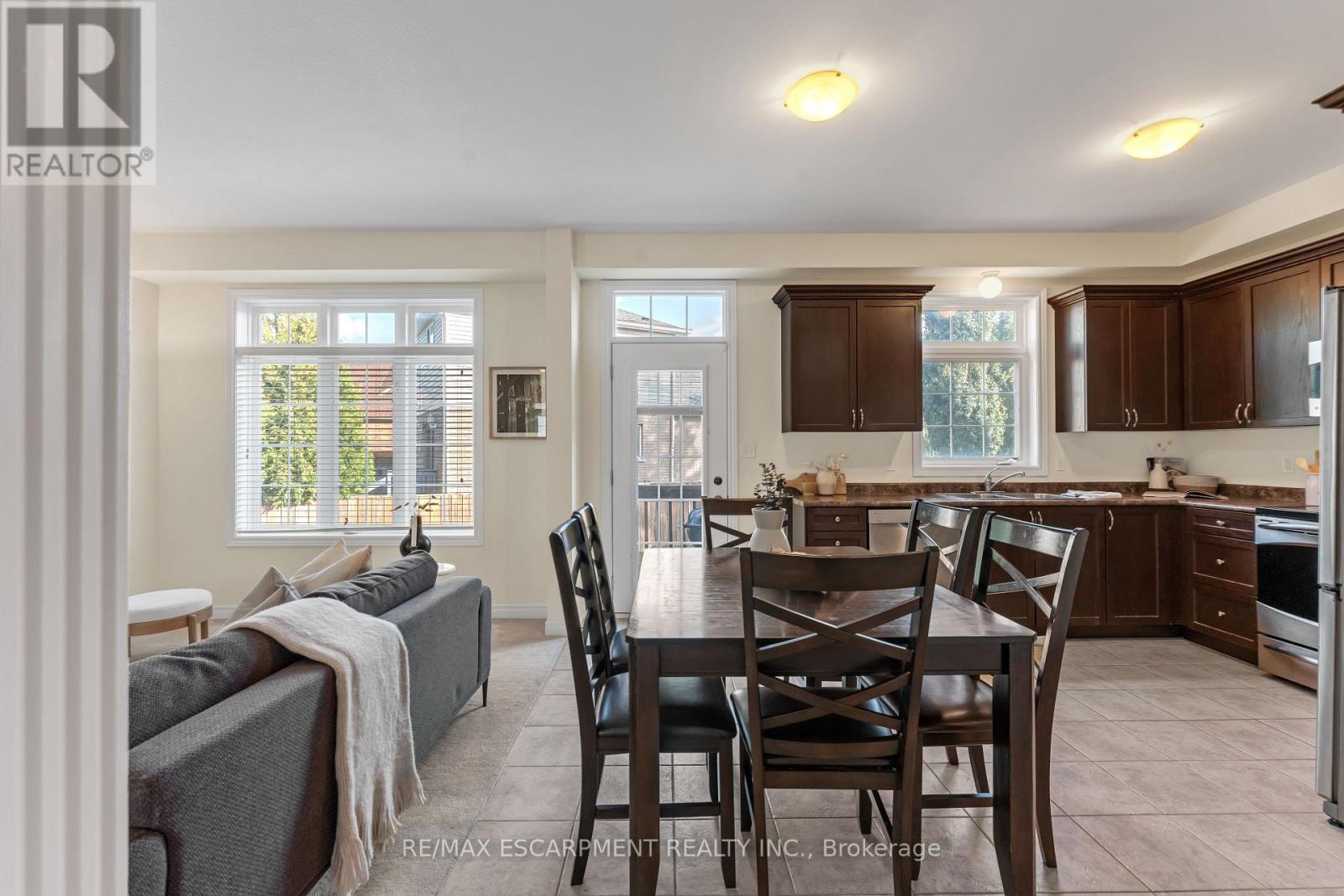 36 Connell Crescent, Hamilton, Ontario  L9C 0C8 - Photo 9 - X12487924