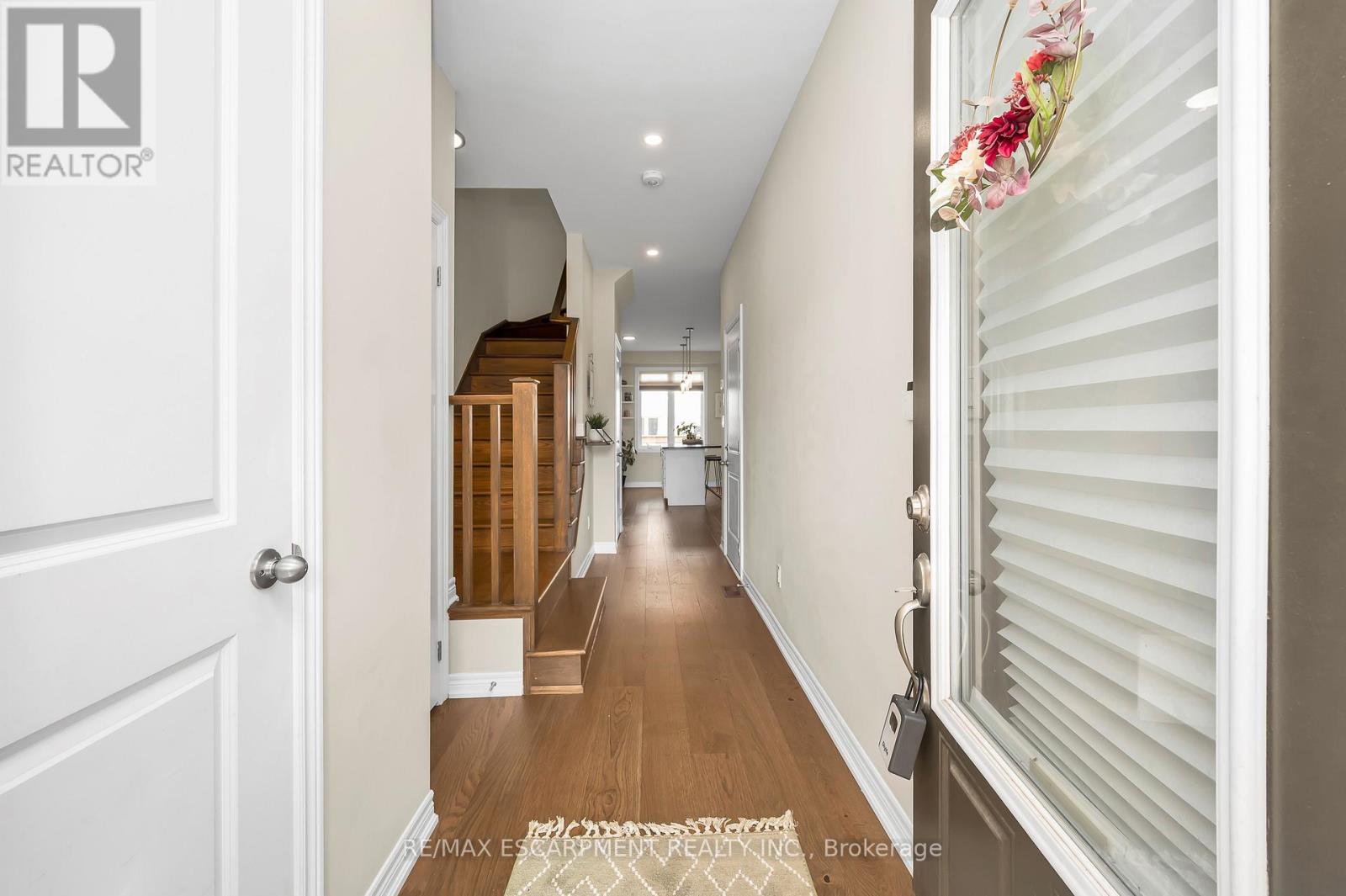 17 Arietta Lane, Hamilton, Ontario  L8E 0K7 - Photo 4 - X12488142