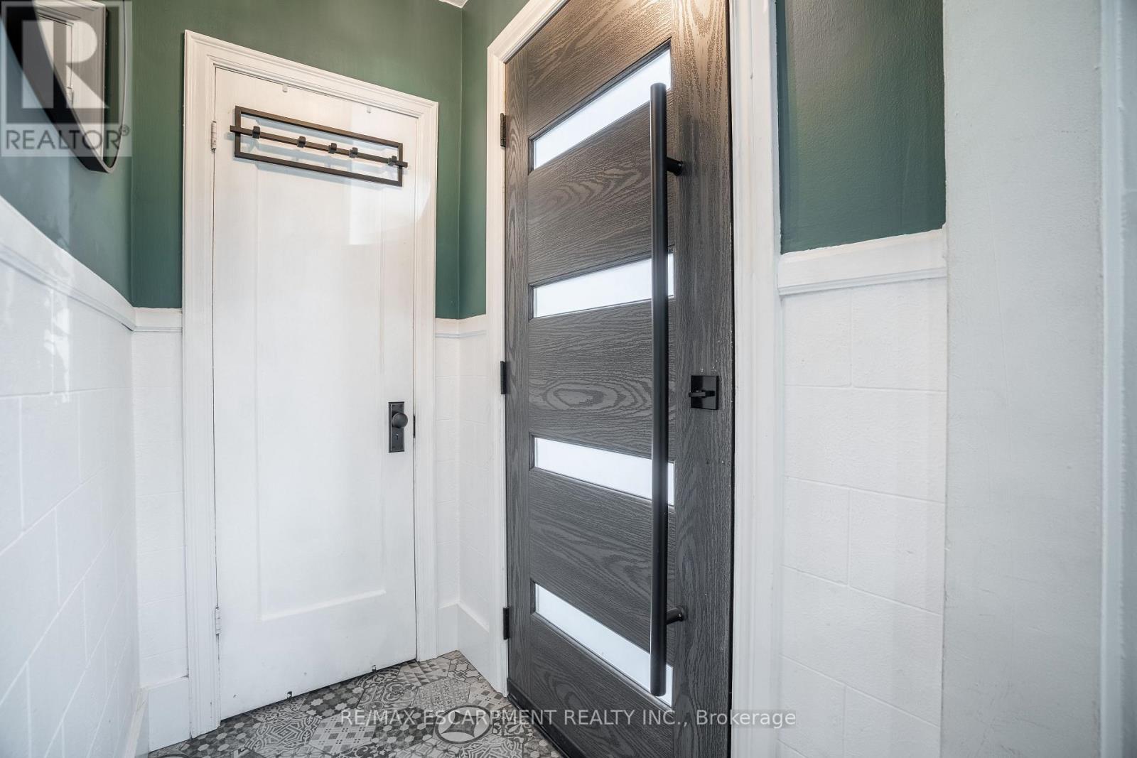 128 East 17th Street, Hamilton, Ontario  L9A 4M5 - Photo 2 - X12488244