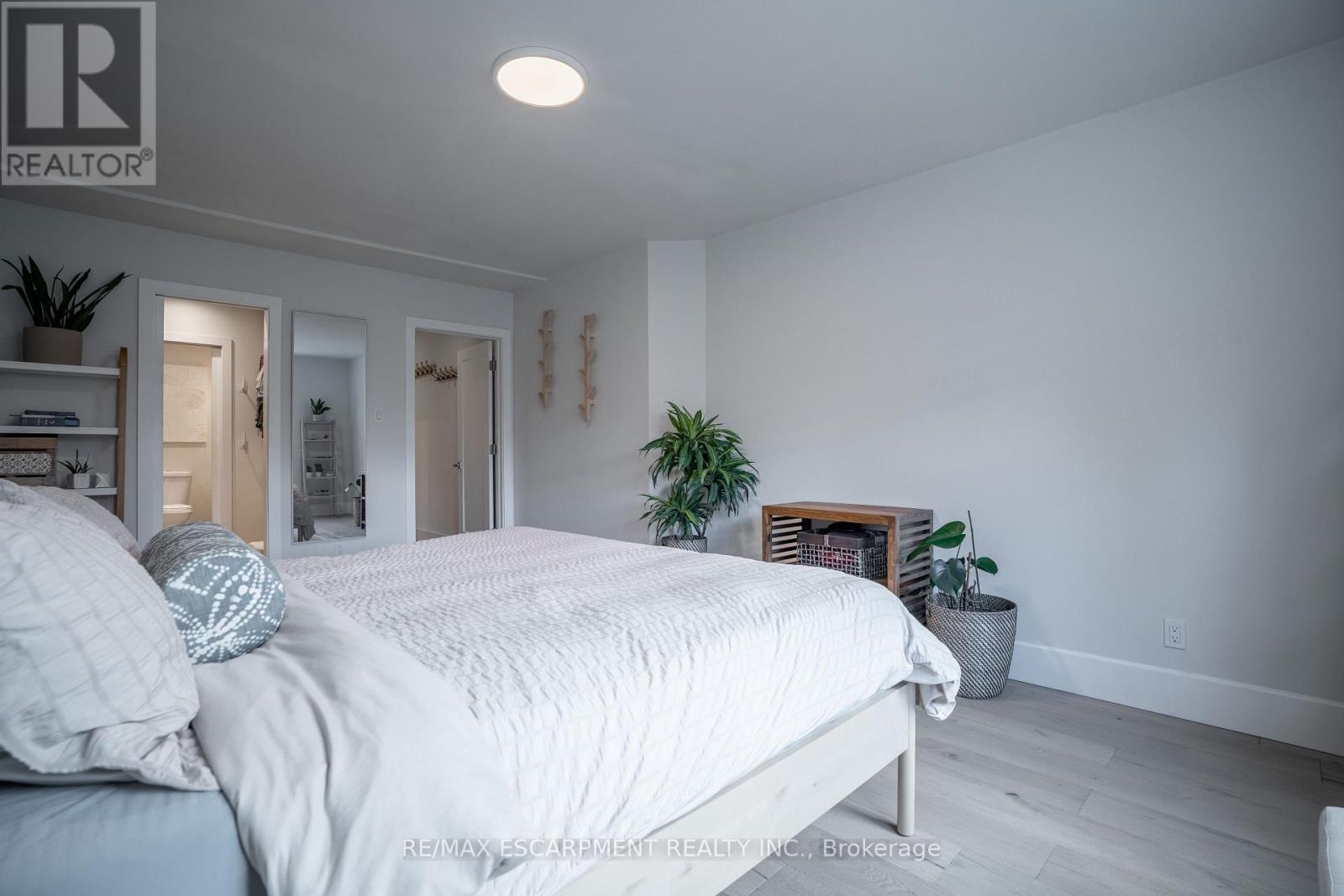 128 East 17th Street, Hamilton, Ontario  L9A 4M5 - Photo 21 - X12488244