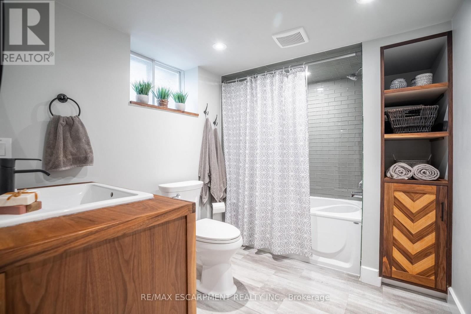 128 East 17th Street, Hamilton, Ontario  L9A 4M5 - Photo 31 - X12488244