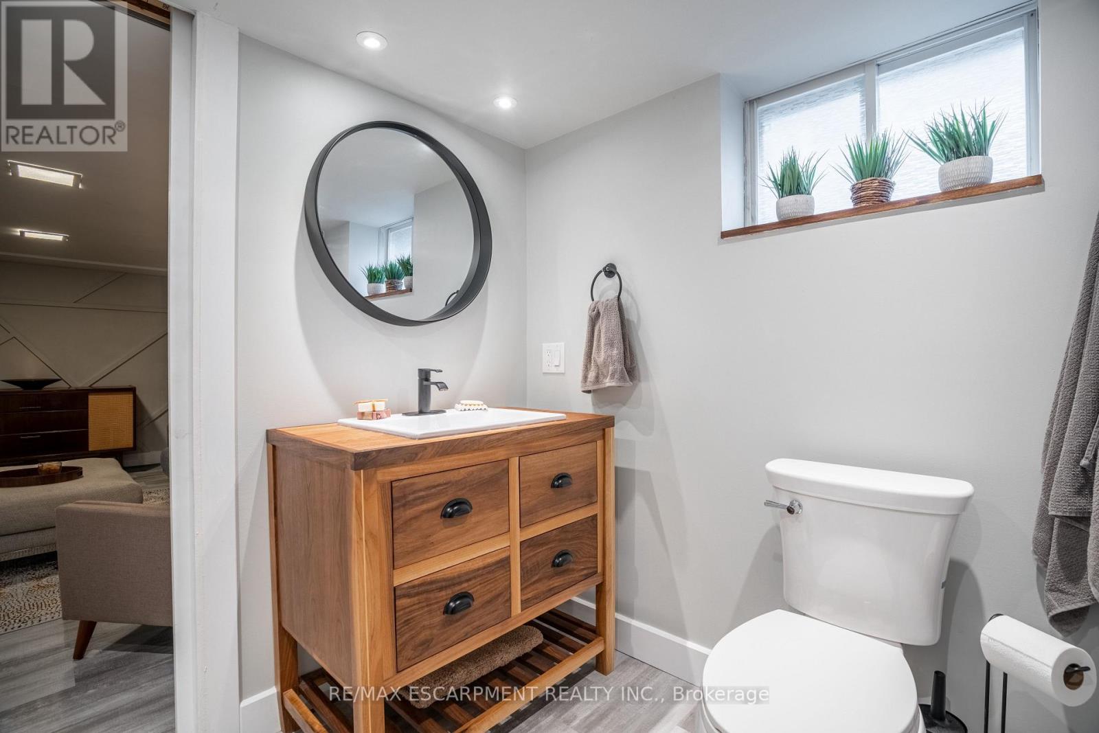 128 East 17th Street, Hamilton, Ontario  L9A 4M5 - Photo 32 - X12488244