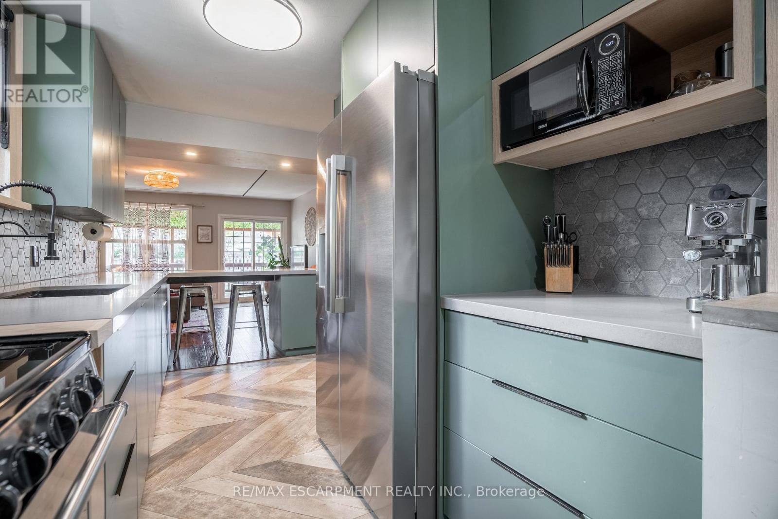 128 East 17th Street, Hamilton, Ontario  L9A 4M5 - Photo 6 - X12488244