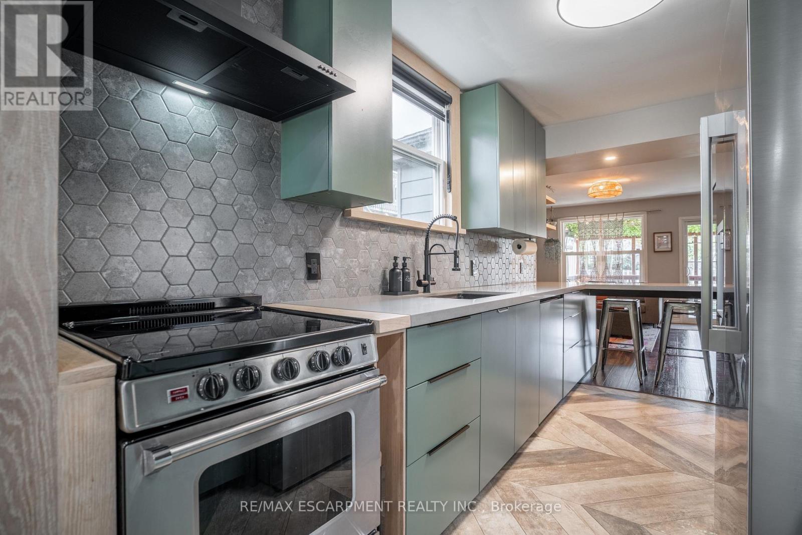 128 East 17th Street, Hamilton, Ontario  L9A 4M5 - Photo 7 - X12488244