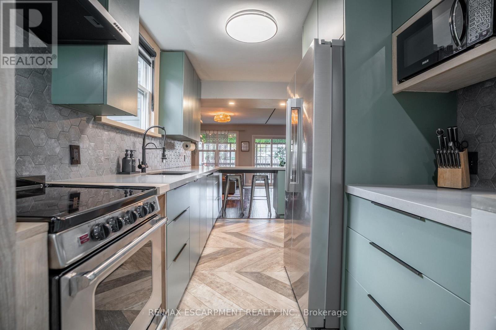 128 East 17th Street, Hamilton, Ontario  L9A 4M5 - Photo 8 - X12488244