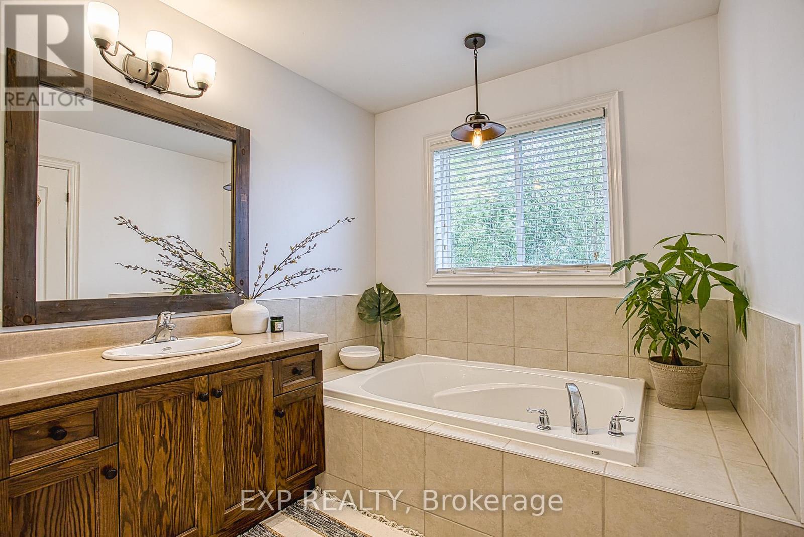 265 Montreal Circle, Hamilton, Ontario  L8E 0C6 - Photo 23 - X12488260