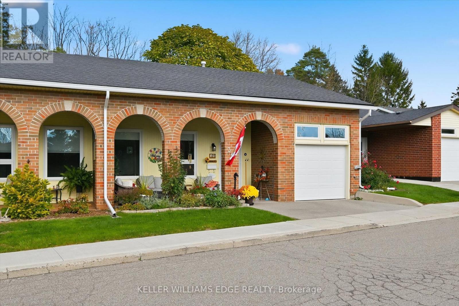 34 Cardinal Mindszenty Boulevard, Hamilton, Ontario  L9B 2M3 - Photo 2 - X12488366