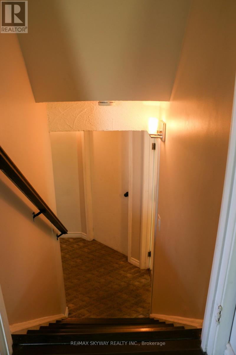 18 Matthew Court, Kitchener, Ontario  N2B 1W6 - Photo 15 - X12488440