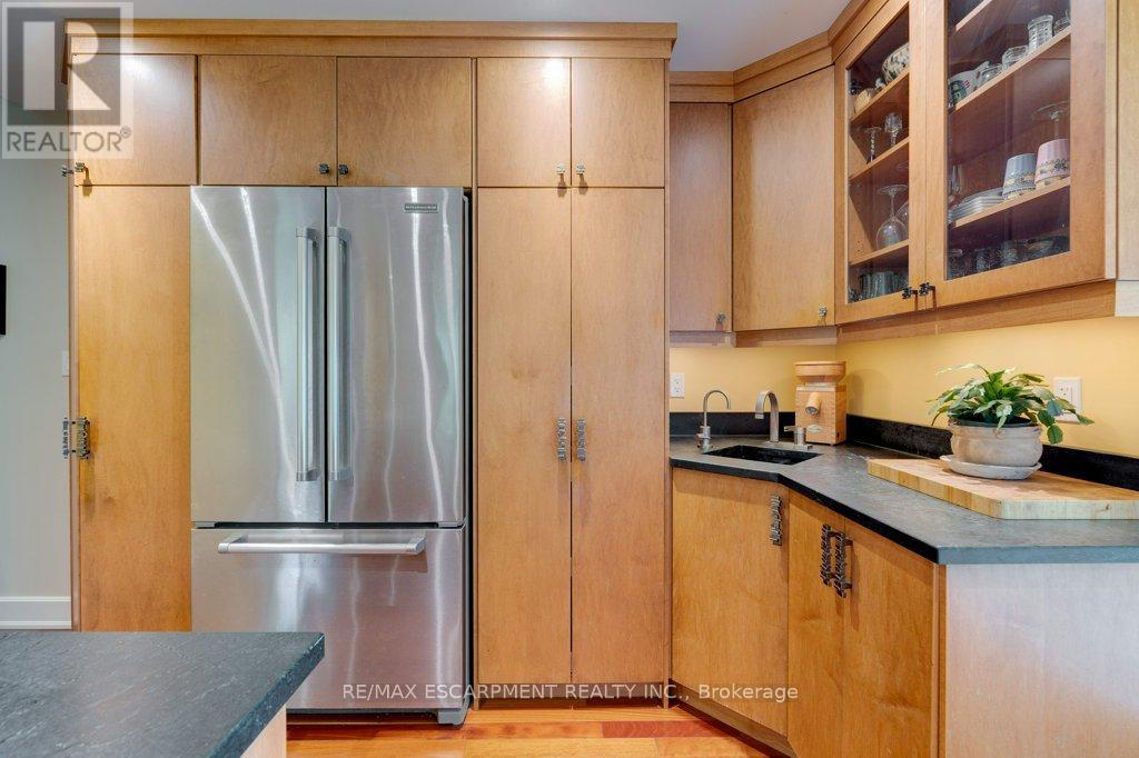 59 Park Road S, Grimsby, Ontario  L3M 4E7 - Photo 15 - X12488534