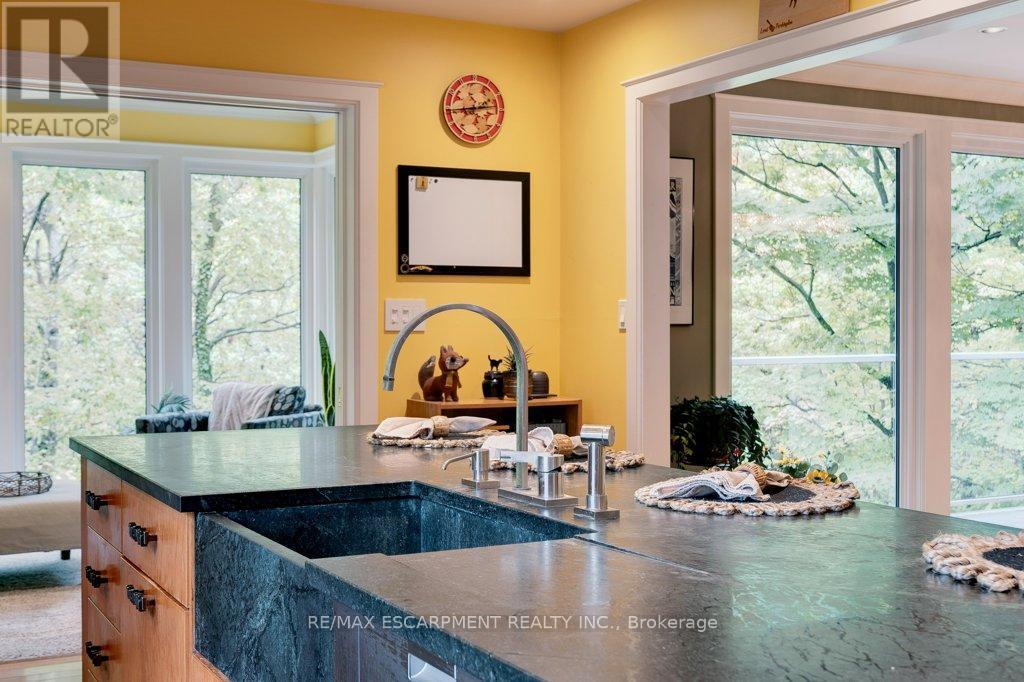 59 Park Road S, Grimsby, Ontario  L3M 4E7 - Photo 17 - X12488534