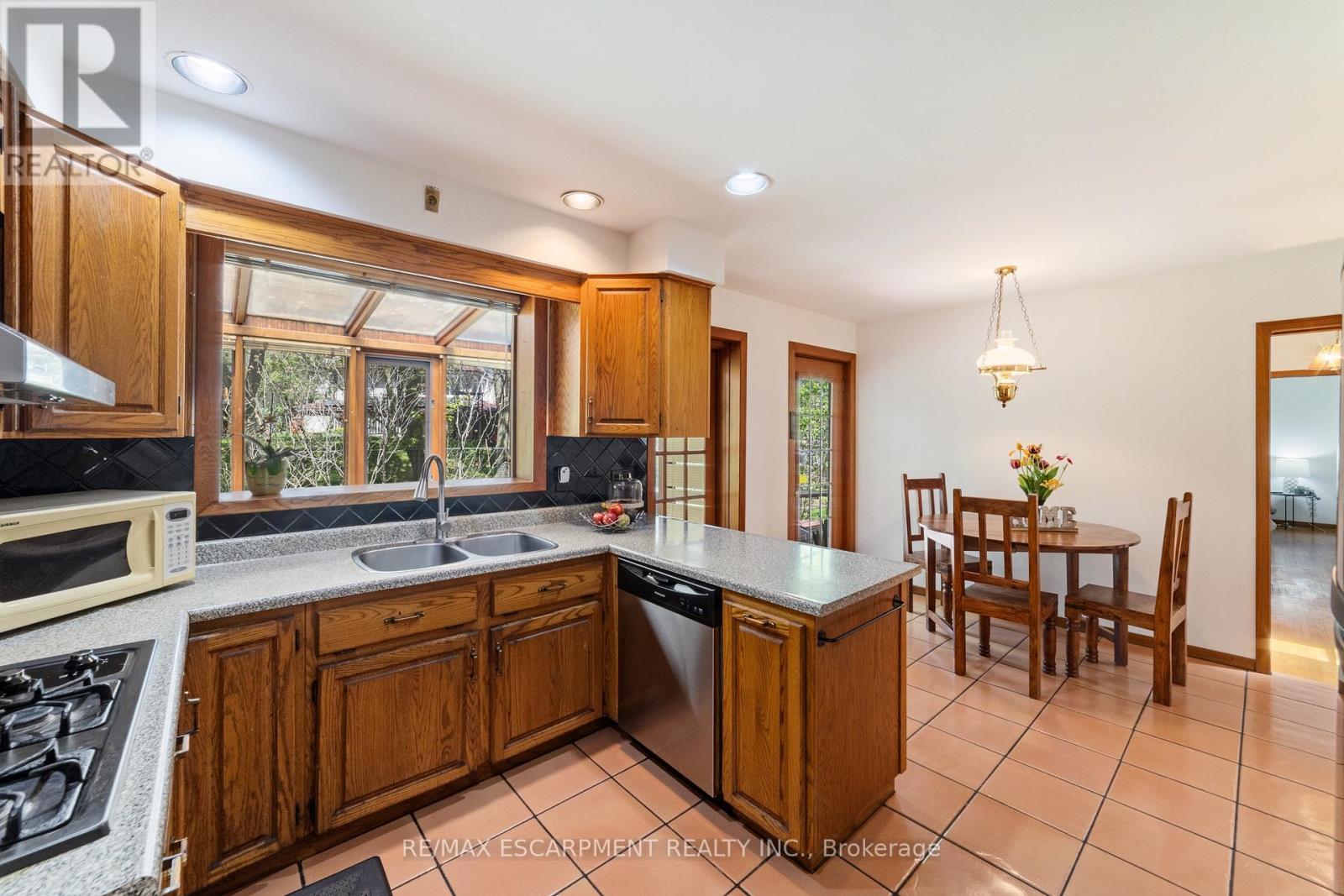 1411 Beaufort Drive, Burlington, Ontario  L7P 4V8 - Photo 13 - W12487870