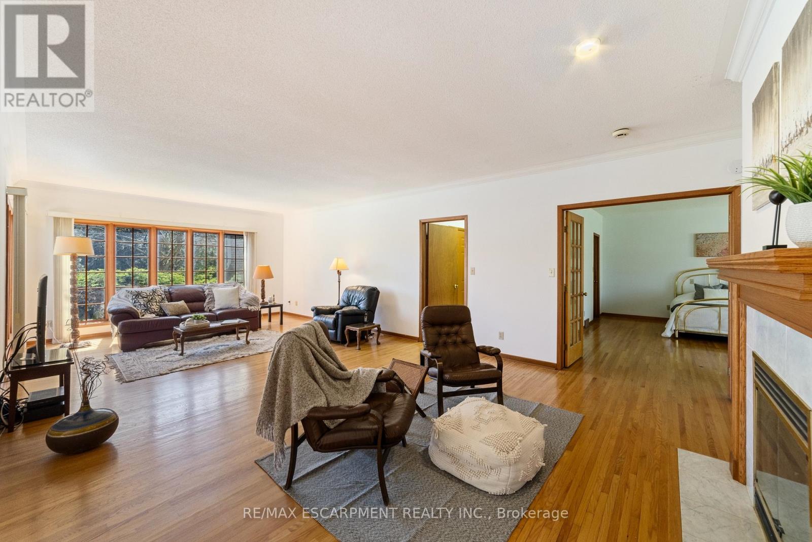 1411 Beaufort Drive, Burlington, Ontario  L7P 4V8 - Photo 5 - W12487870