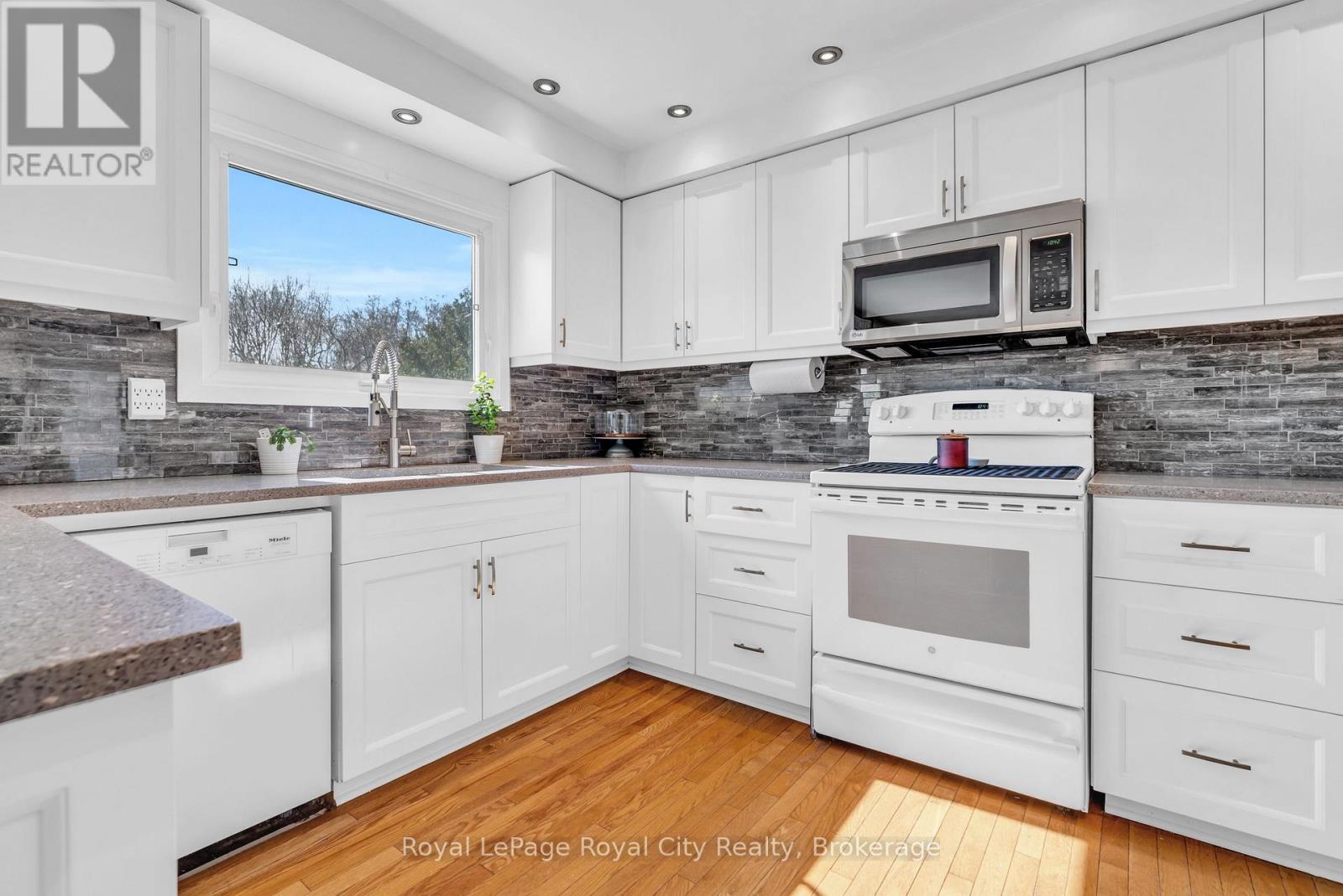 1548 Troika Court, Mississauga, Ontario  L5J 4C4 - Photo 12 - W12489032