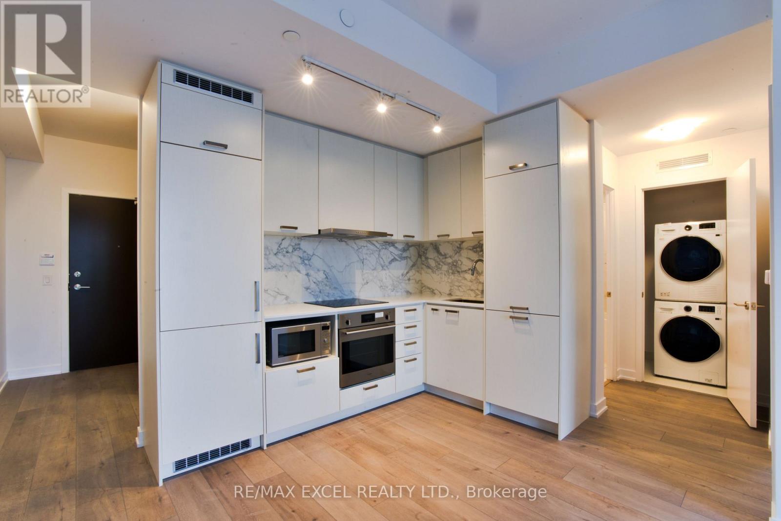 1102 - 38 Honeycrisp Crescent, Vaughan, Ontario  L4K 0M8 - Photo 4 - N12488986