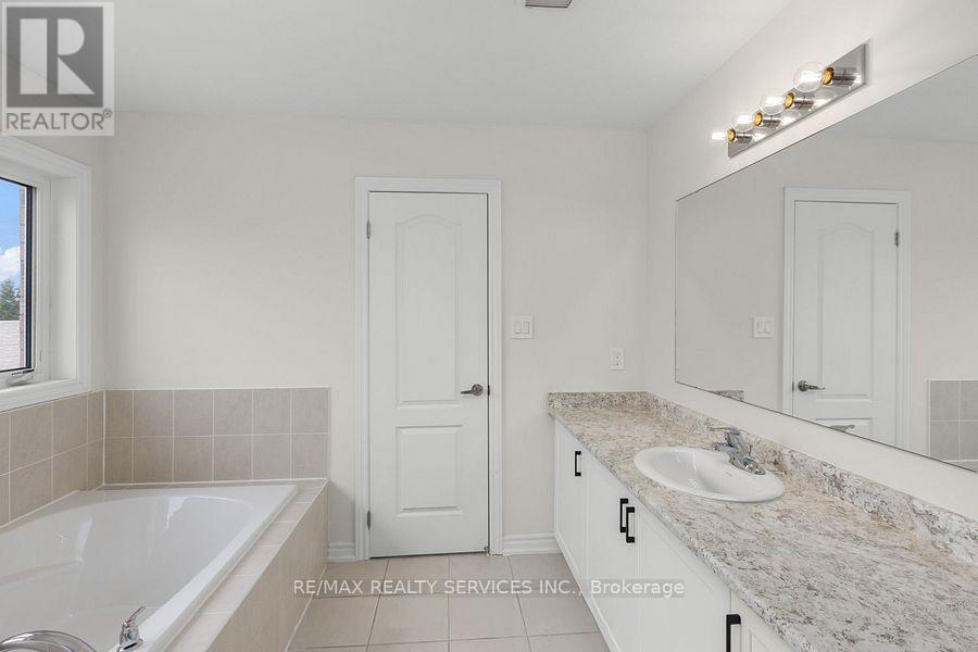 106 Palace Street, Thorold, Ontario  L2V 0N3 - Photo 14 - X12437532