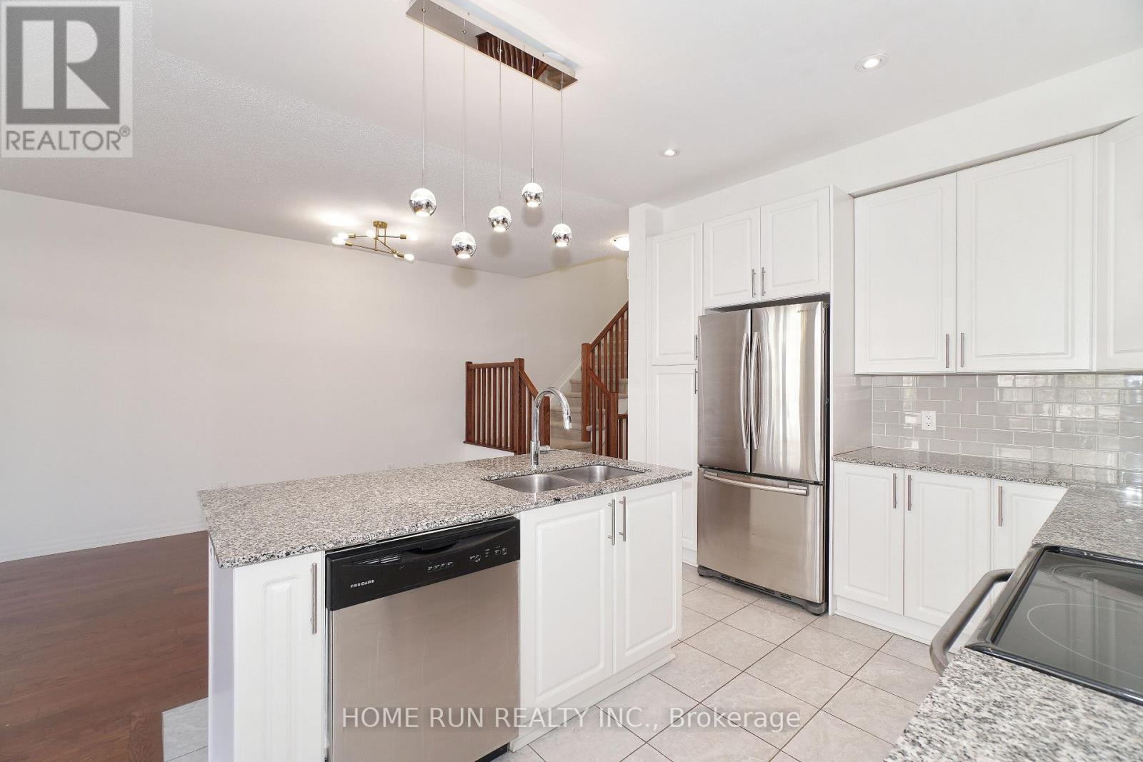 118 Overberg Way, Ottawa, Ontario  K2S 0V9 - Photo 14 - X12489036