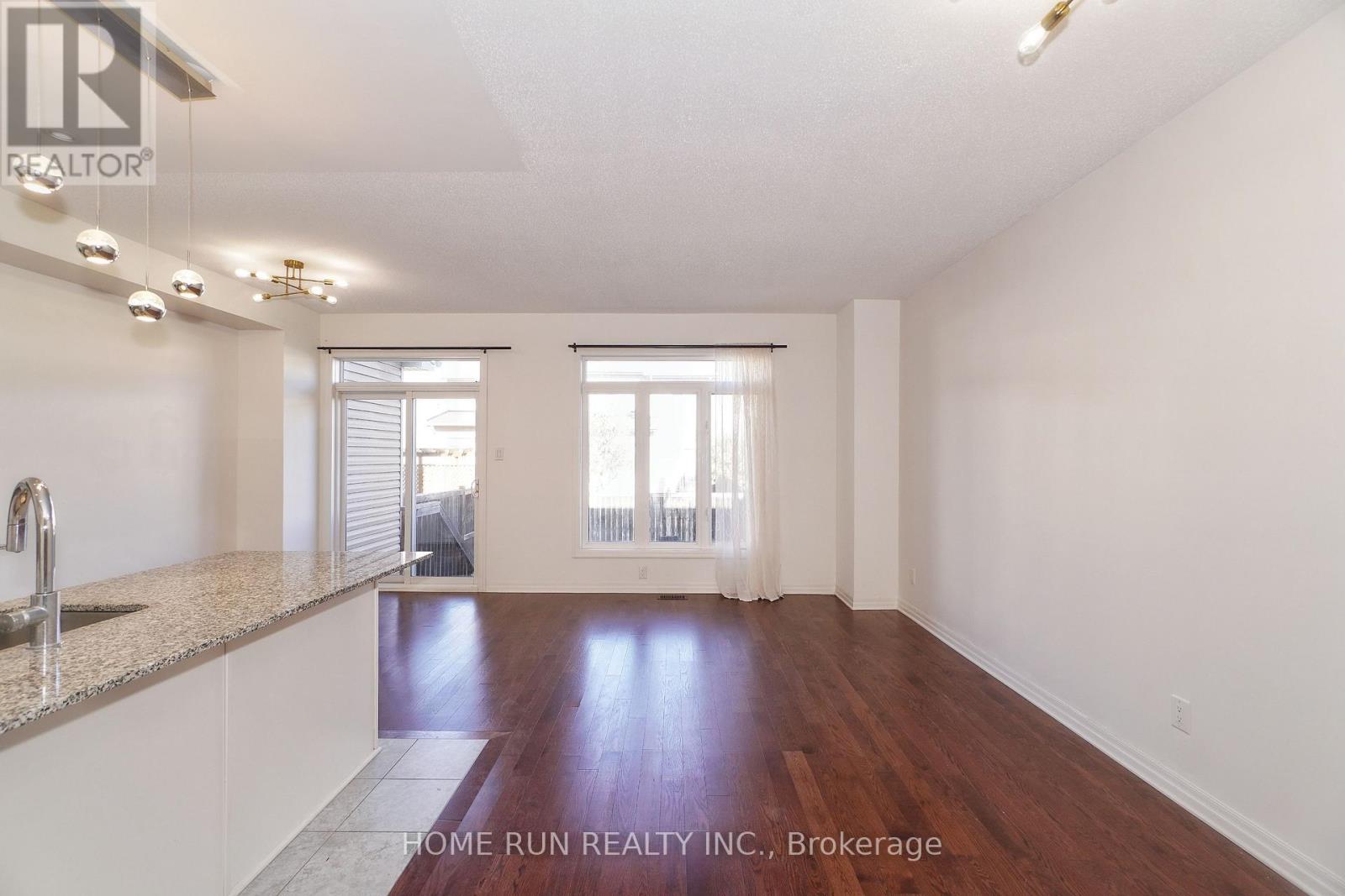 118 Overberg Way, Ottawa, Ontario  K2S 0V9 - Photo 3 - X12489036