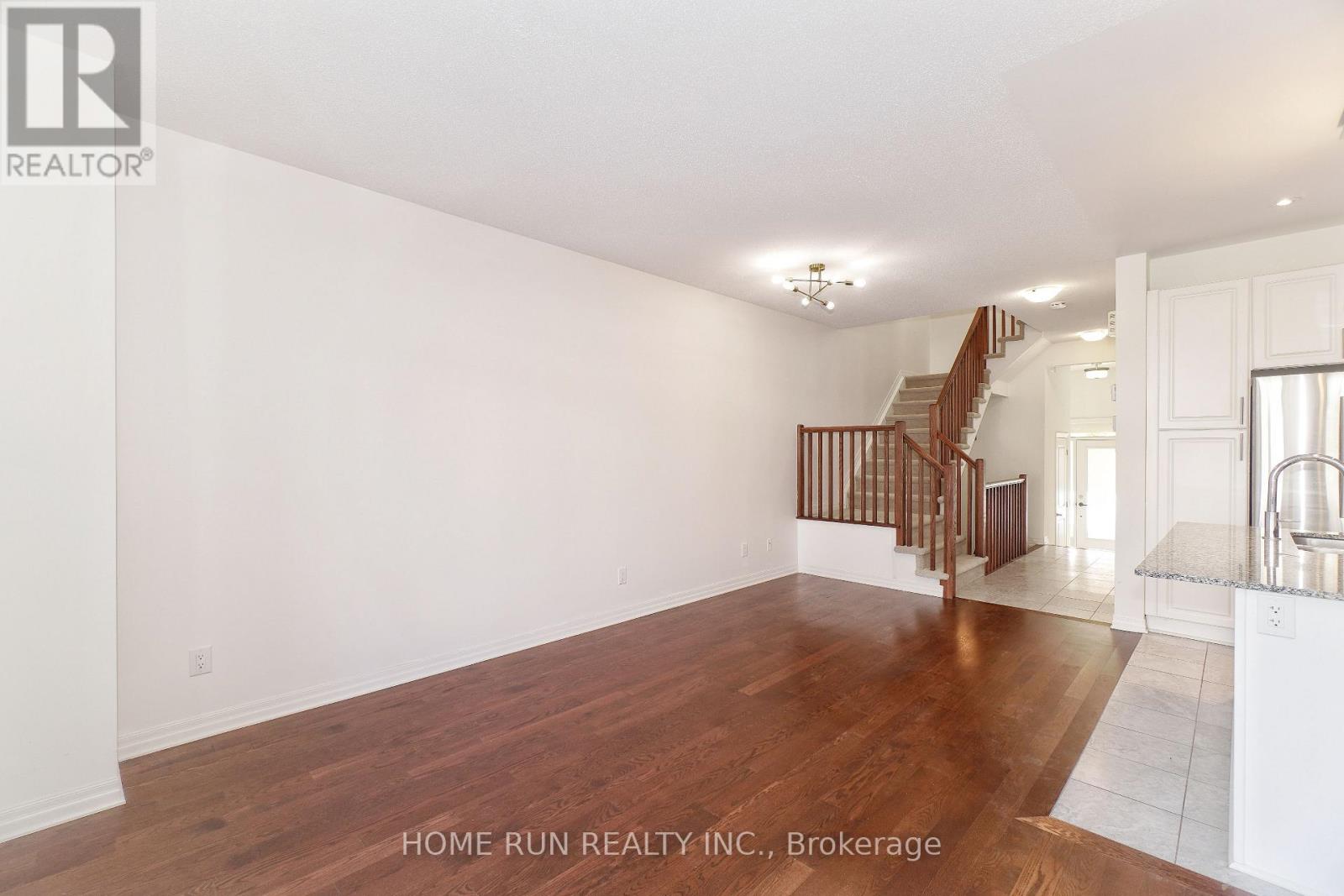 118 Overberg Way, Ottawa, Ontario  K2S 0V9 - Photo 8 - X12489036