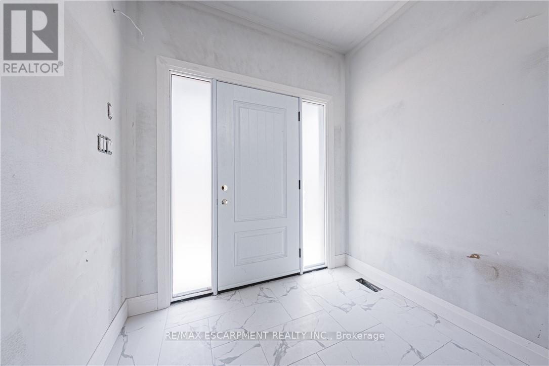 39 Norwich Road, Hamilton, Ontario  L8E 1Z7 - Photo 5 - X12489004