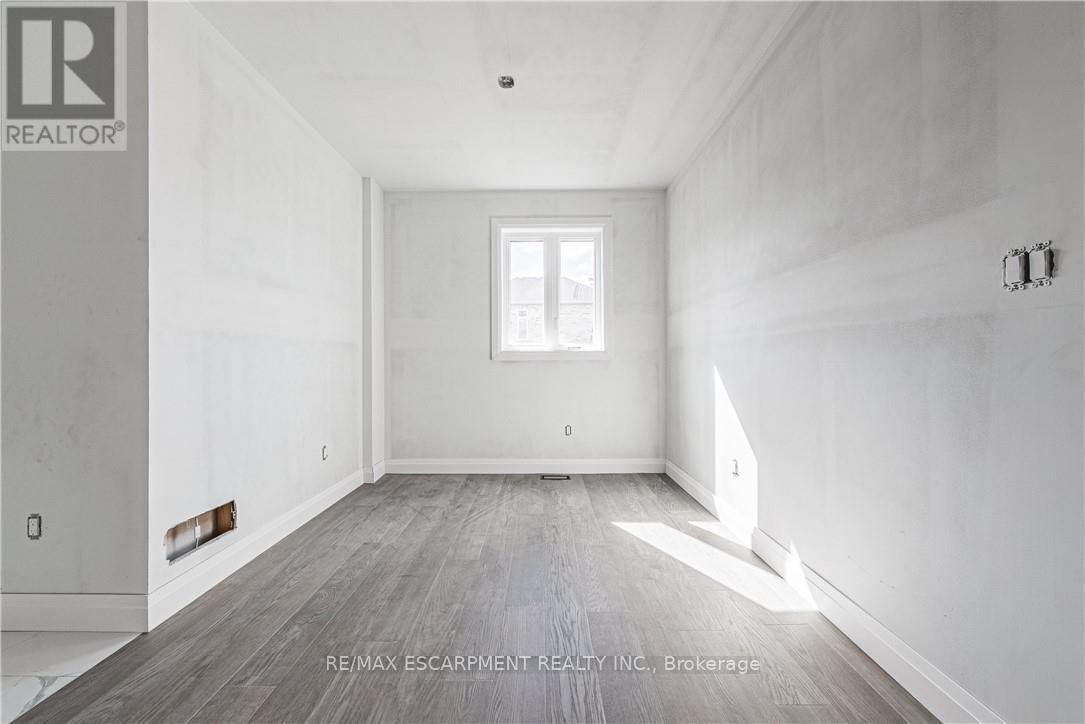 39 Norwich Road, Hamilton, Ontario  L8E 1Z7 - Photo 9 - X12489004