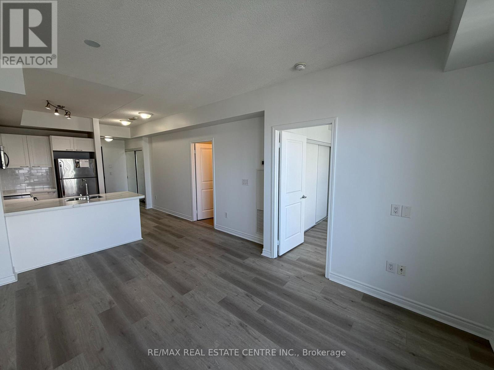 3003 - 385 Prince Of Wales Drive, Mississauga, Ontario  L5B 0C6 - Photo 4 - W12488586