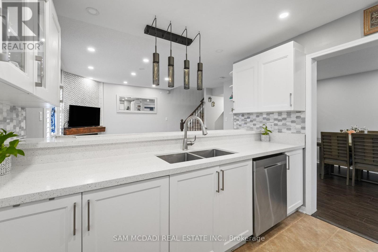 917 Burrows Gate, Milton, Ontario  L9T 0K7 - Photo 9 - W12489016