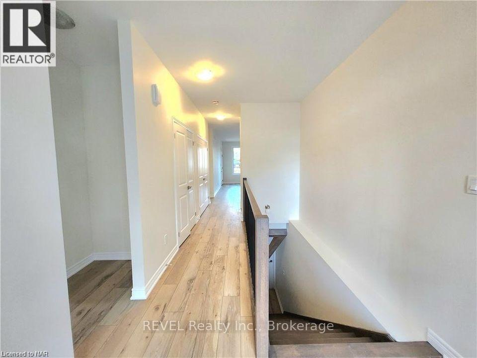 15 Shamrock Common, St. Catharines, Ontario  L2S 2B7 - Photo 2 - X12489106