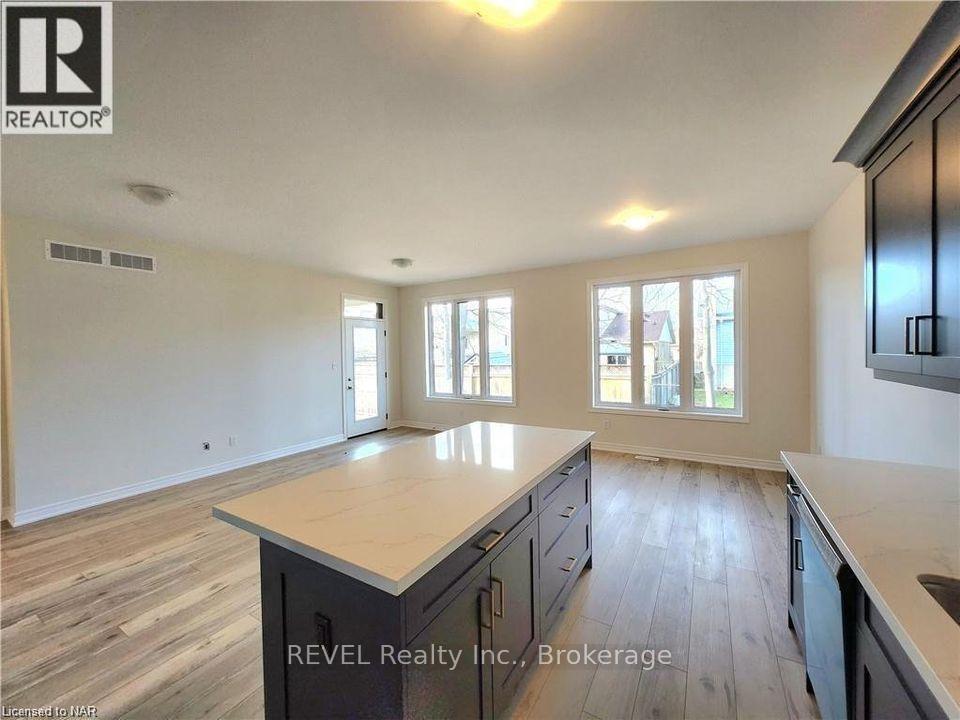 15 Shamrock Common, St. Catharines, Ontario  L2S 2B7 - Photo 4 - X12489106