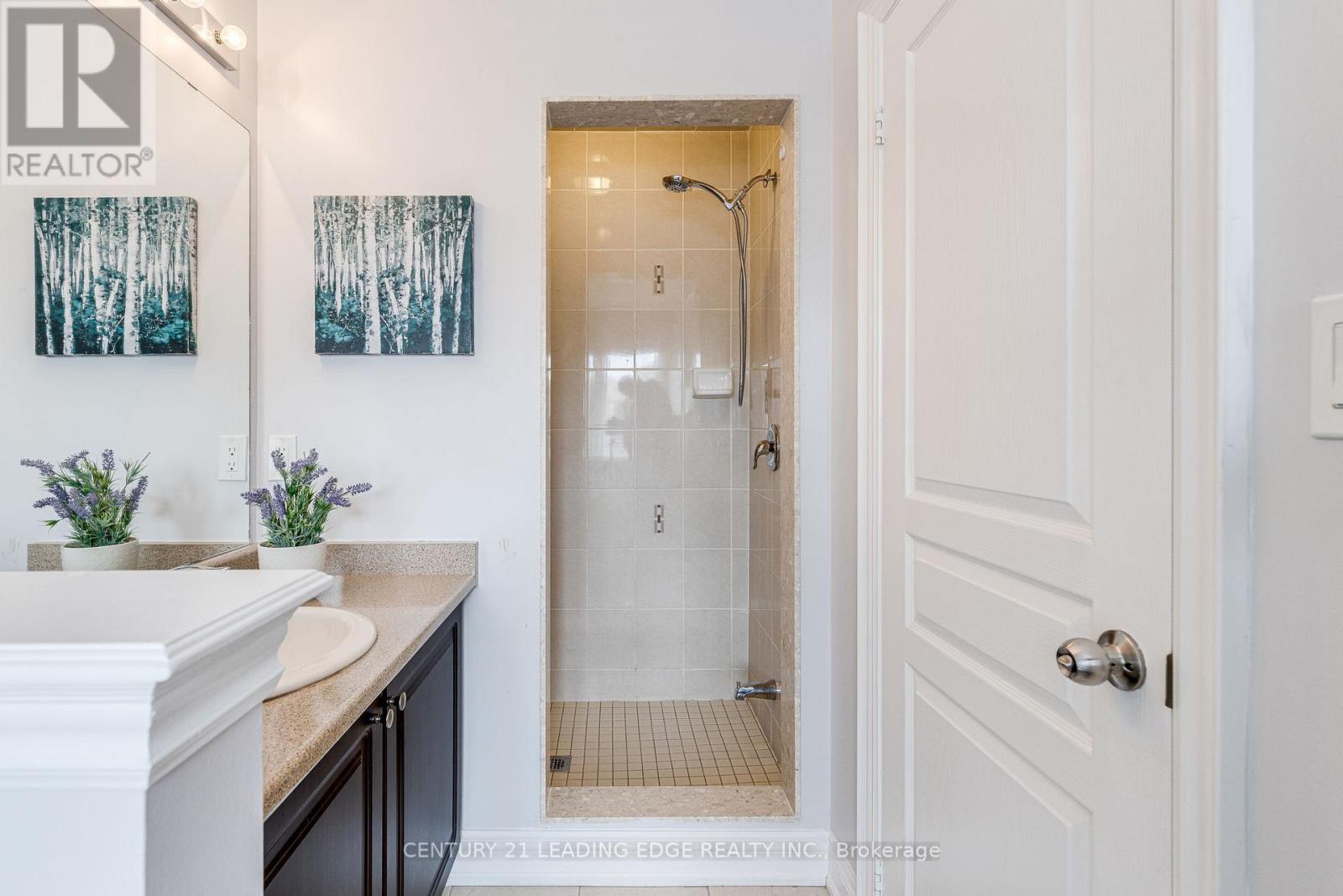 Upper - 102 Mactier Drive, Vaughan, Ontario  L4H 4T9 - Photo 28 - N12483038