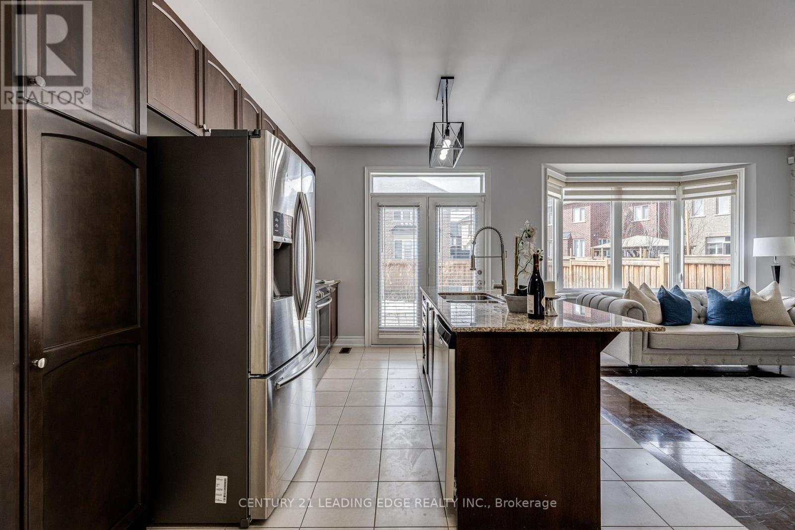 Upper - 102 Mactier Drive, Vaughan, Ontario  L4H 4T9 - Photo 6 - N12483038