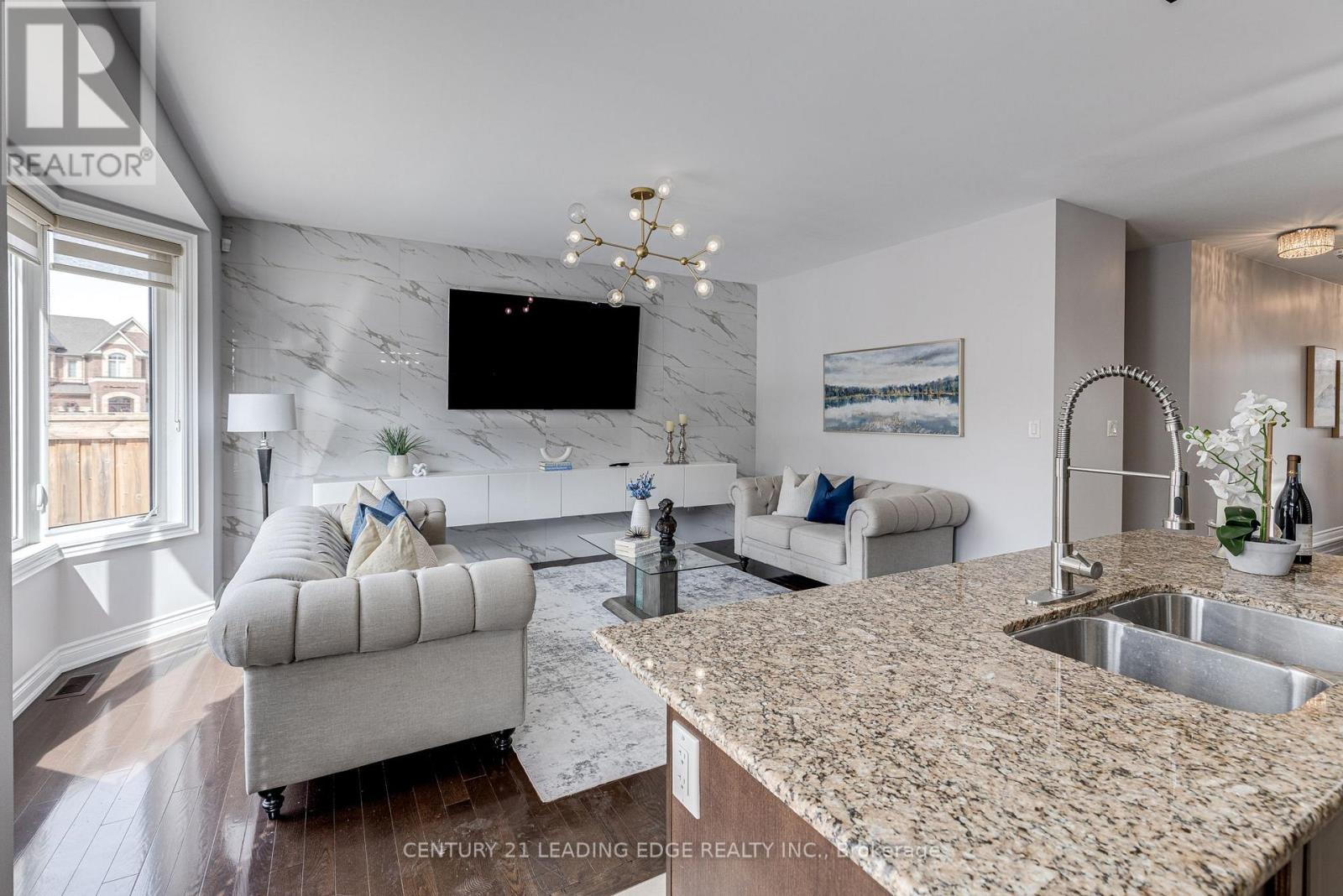 Upper - 102 Mactier Drive, Vaughan, Ontario  L4H 4T9 - Photo 4 - N12483038