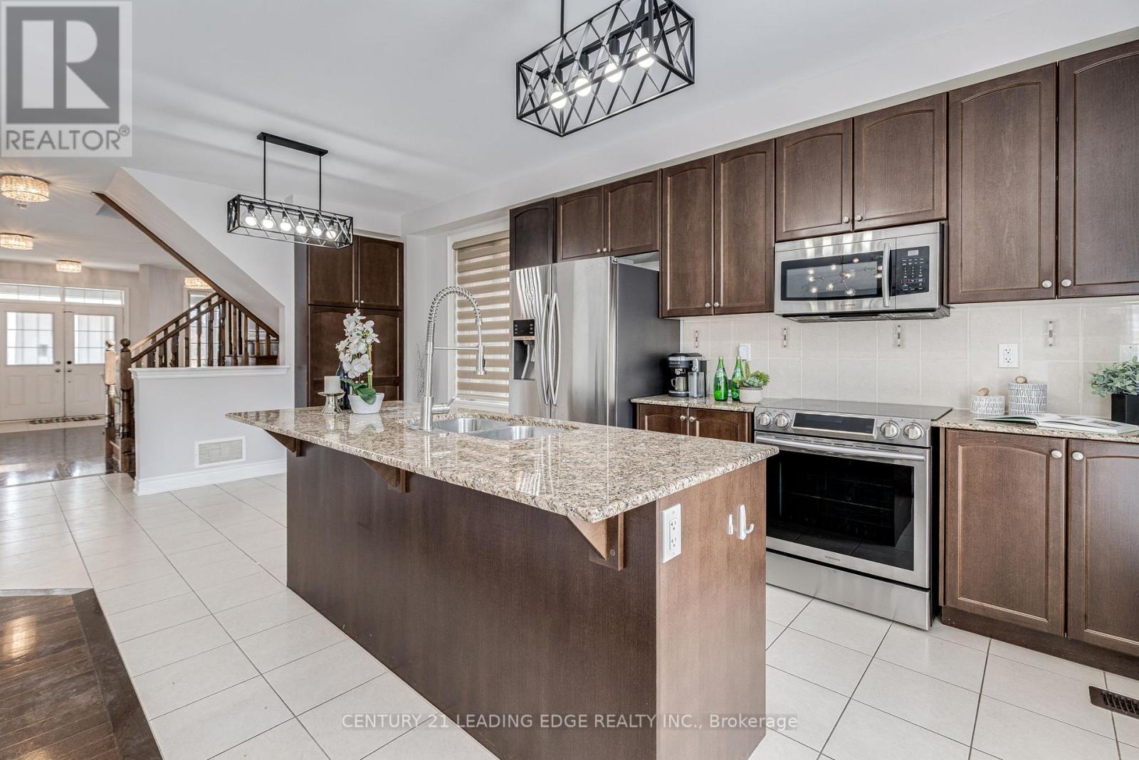 Upper - 102 Mactier Drive, Vaughan, Ontario  L4H 4T9 - Photo 8 - N12483038