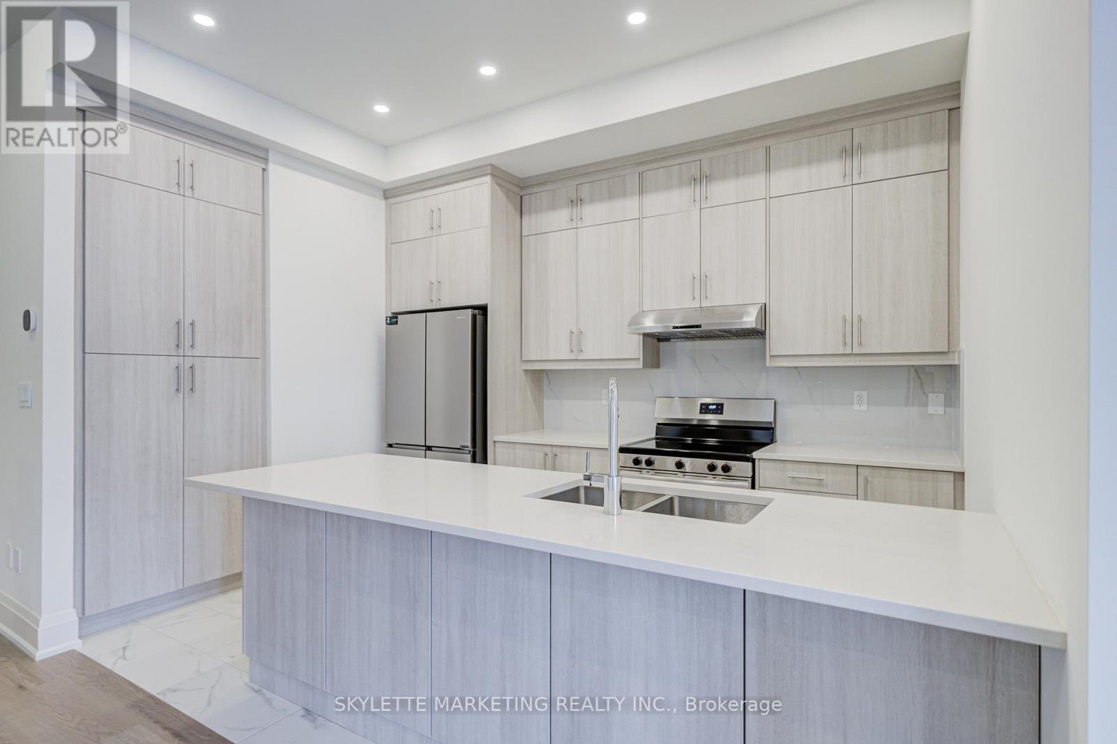 3298 Azam Way, Oakville, Ontario  L6M 5S2 - Photo 3 - W12489086