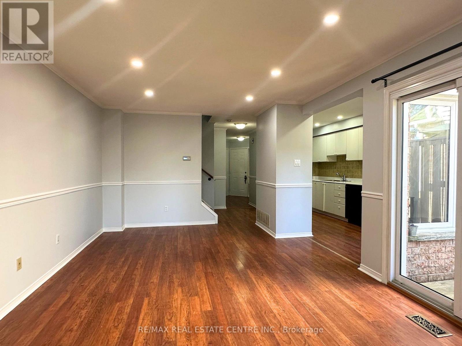 22 - 2215 Cleaver Avenue, Burlington, Ontario  L7M 4C5 - Photo 3 - W12489104