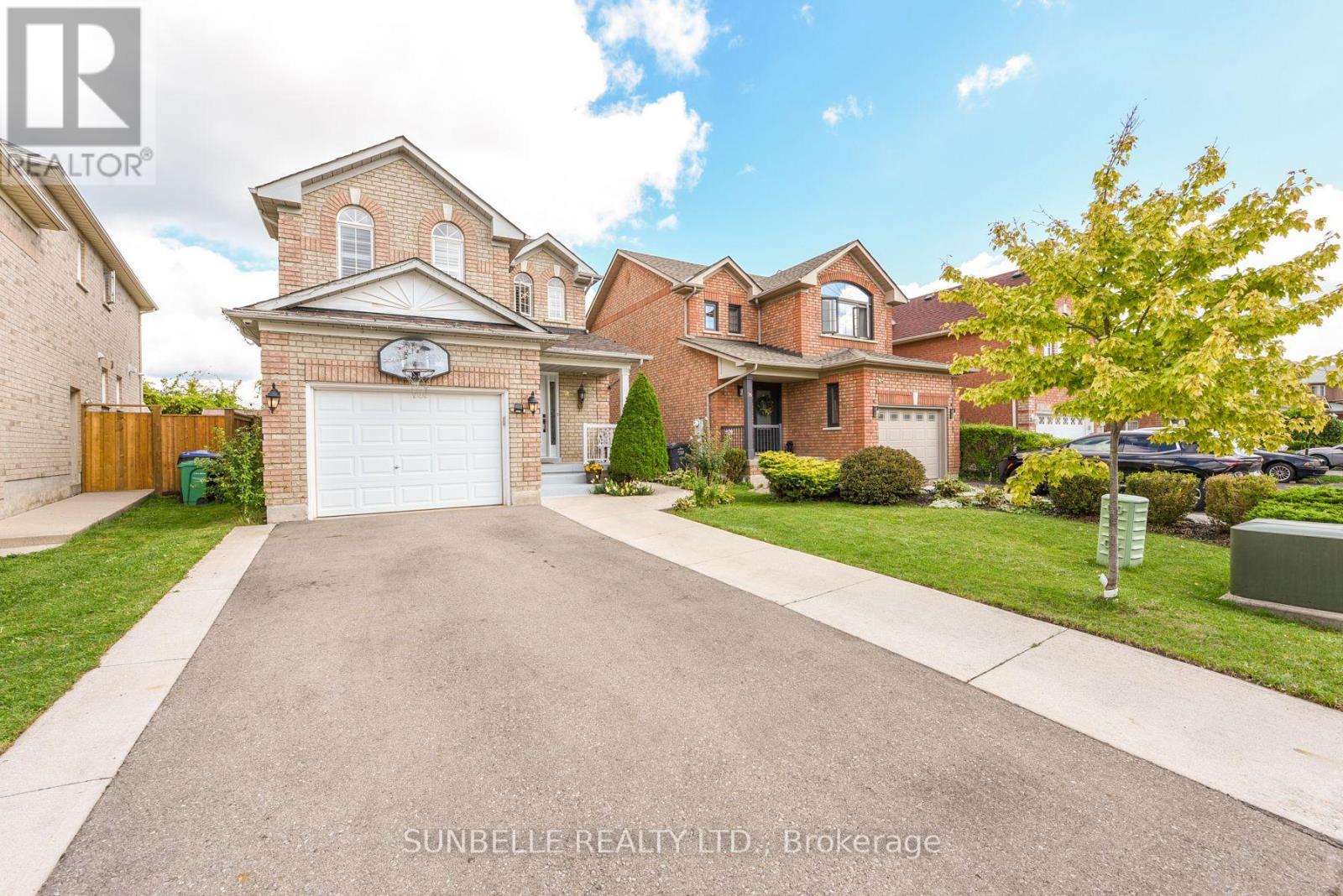 38 Sunny Glen Crescent, Brampton, Ontario  L7A 2C6 - Photo 2 - W12430765