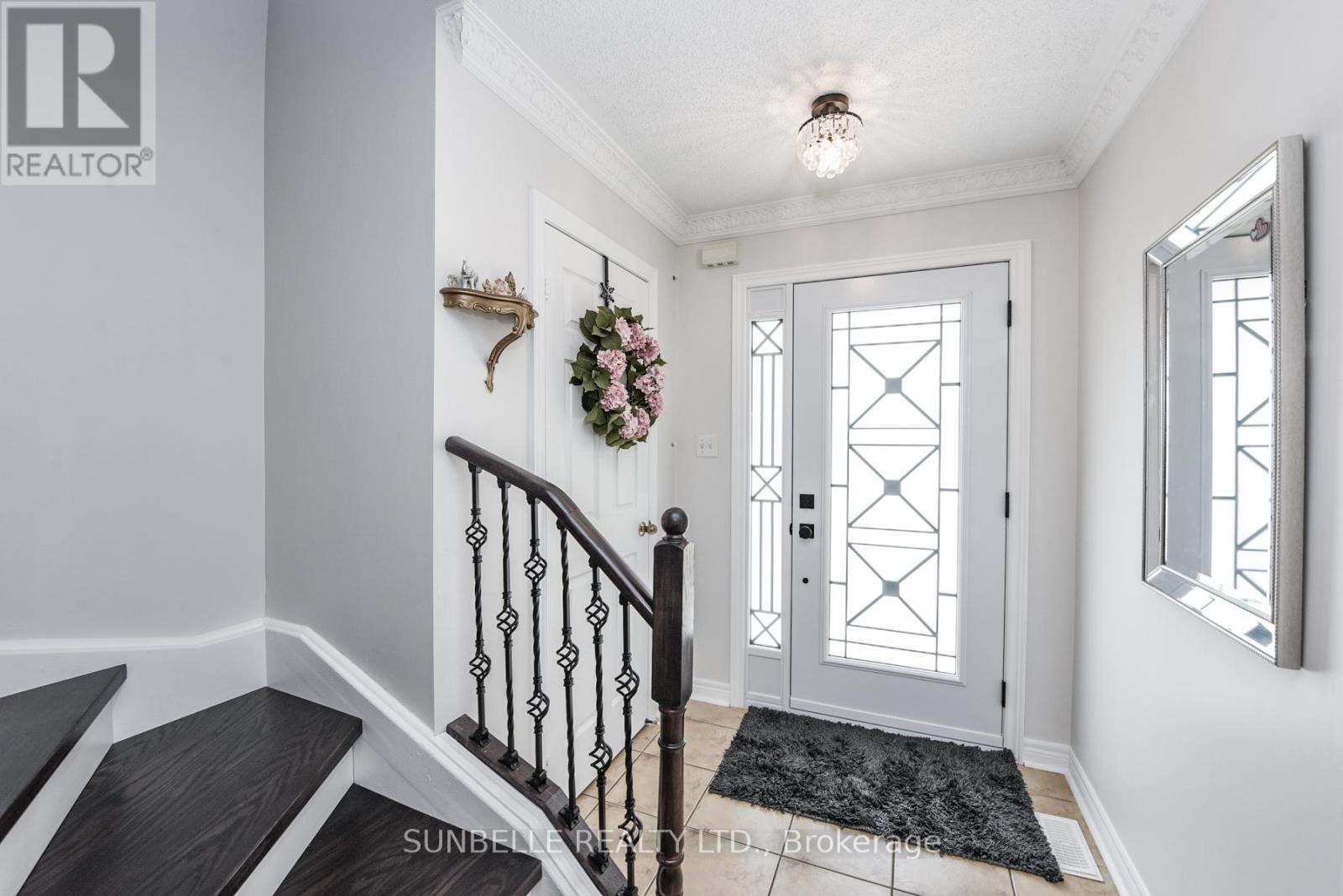 38 Sunny Glen Crescent, Brampton, Ontario  L7A 2C6 - Photo 4 - W12430765