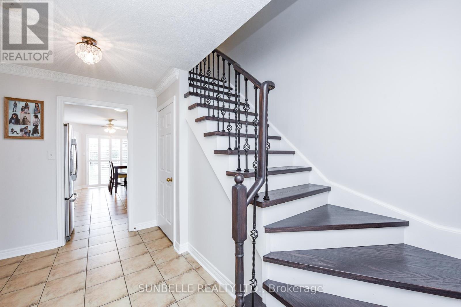 38 Sunny Glen Crescent, Brampton, Ontario  L7A 2C6 - Photo 8 - W12430765