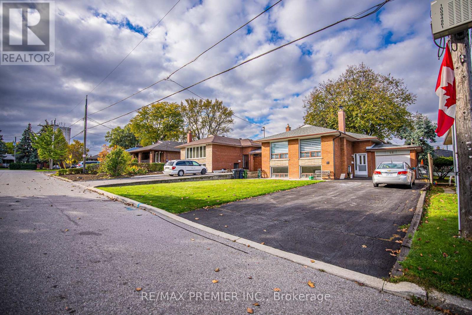 46 Samba Drive, Toronto, Ontario  M9M 2N1 - Photo 2 - W12483952