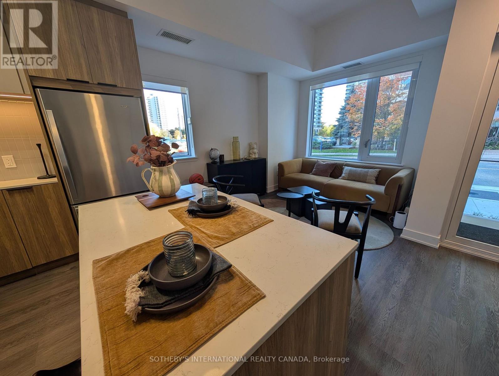Th1 - 185 Enfield Place, Mississauga, Ontario  L5B 0R3 - Photo 2 - W12481314