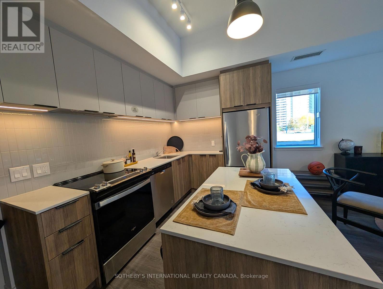 Th1 - 185 Enfield Place, Mississauga, Ontario  L5B 0R3 - Photo 3 - W12481314